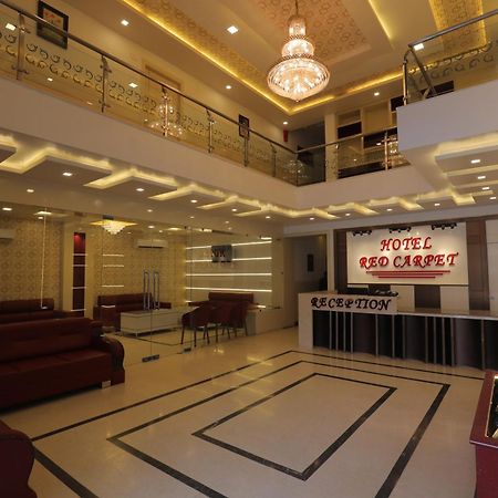 Hotel Red Carpet Tājganj Екстериор снимка