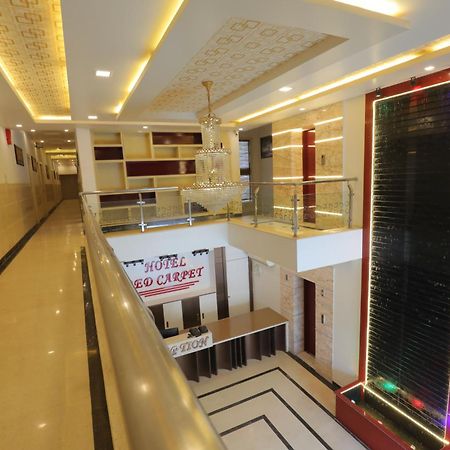 Hotel Red Carpet Tājganj Екстериор снимка