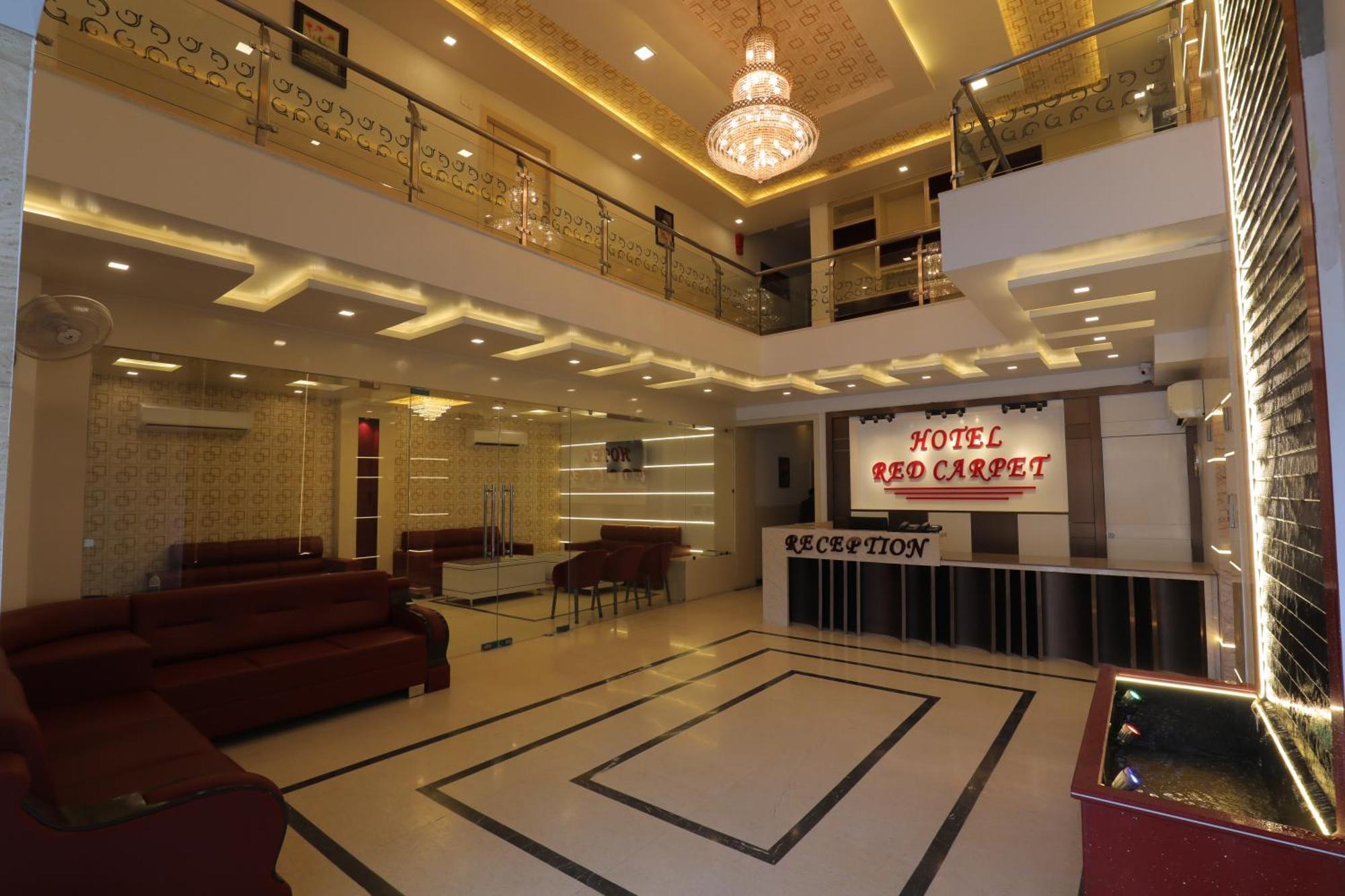 Hotel Red Carpet Tājganj Екстериор снимка