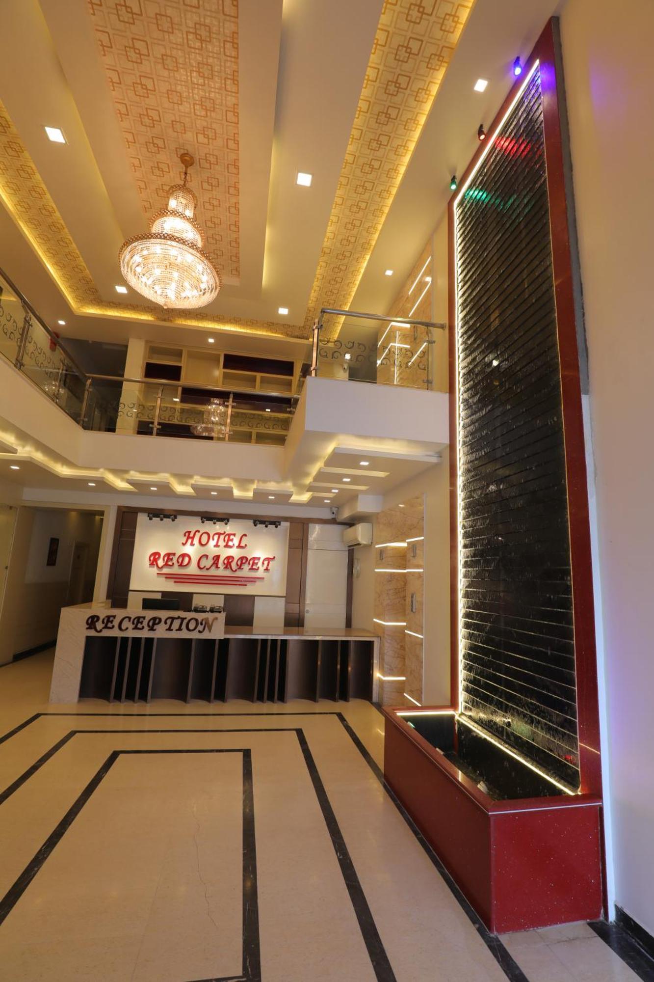 Hotel Red Carpet Tājganj Екстериор снимка