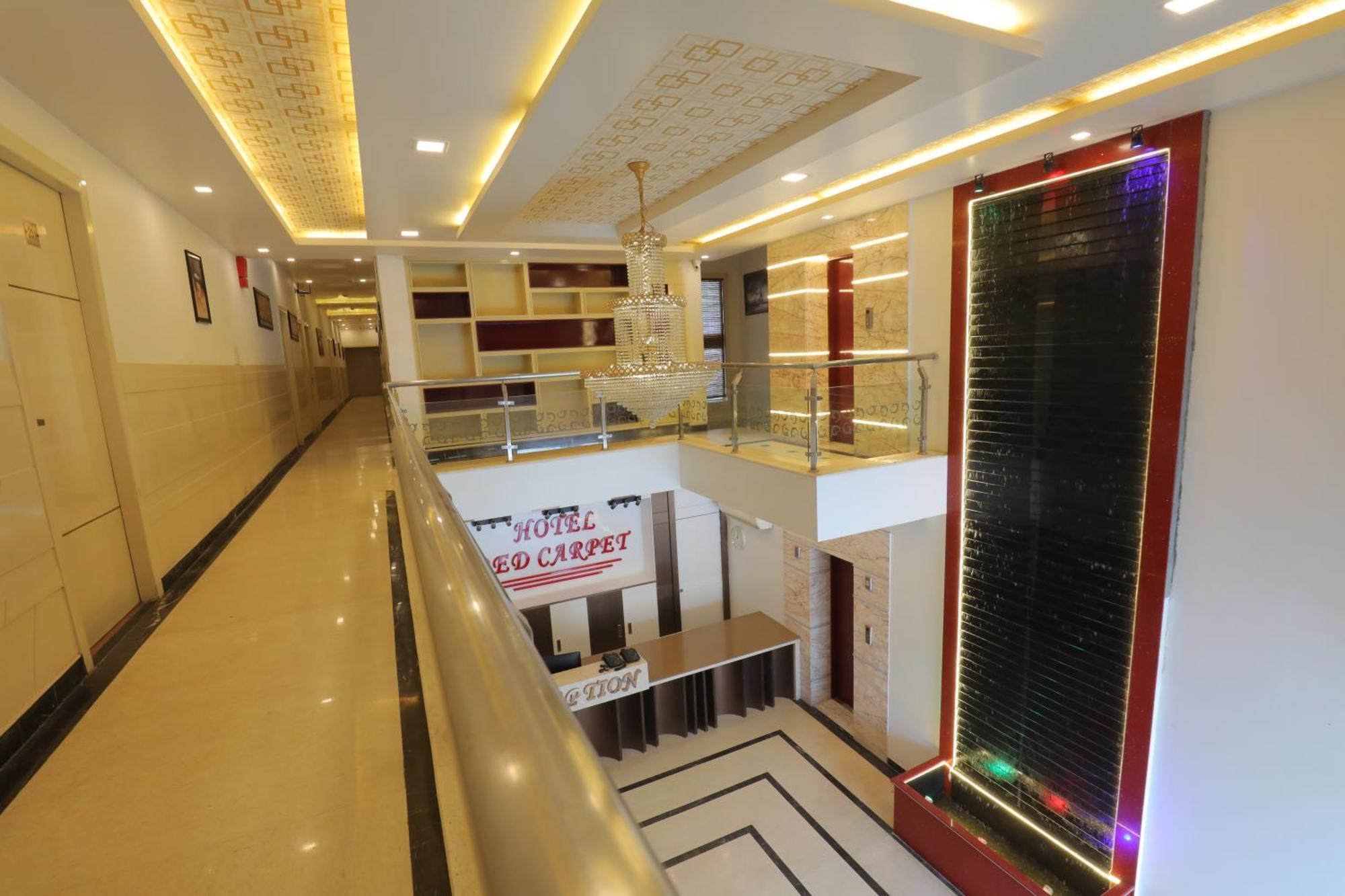 Hotel Red Carpet Tājganj Екстериор снимка