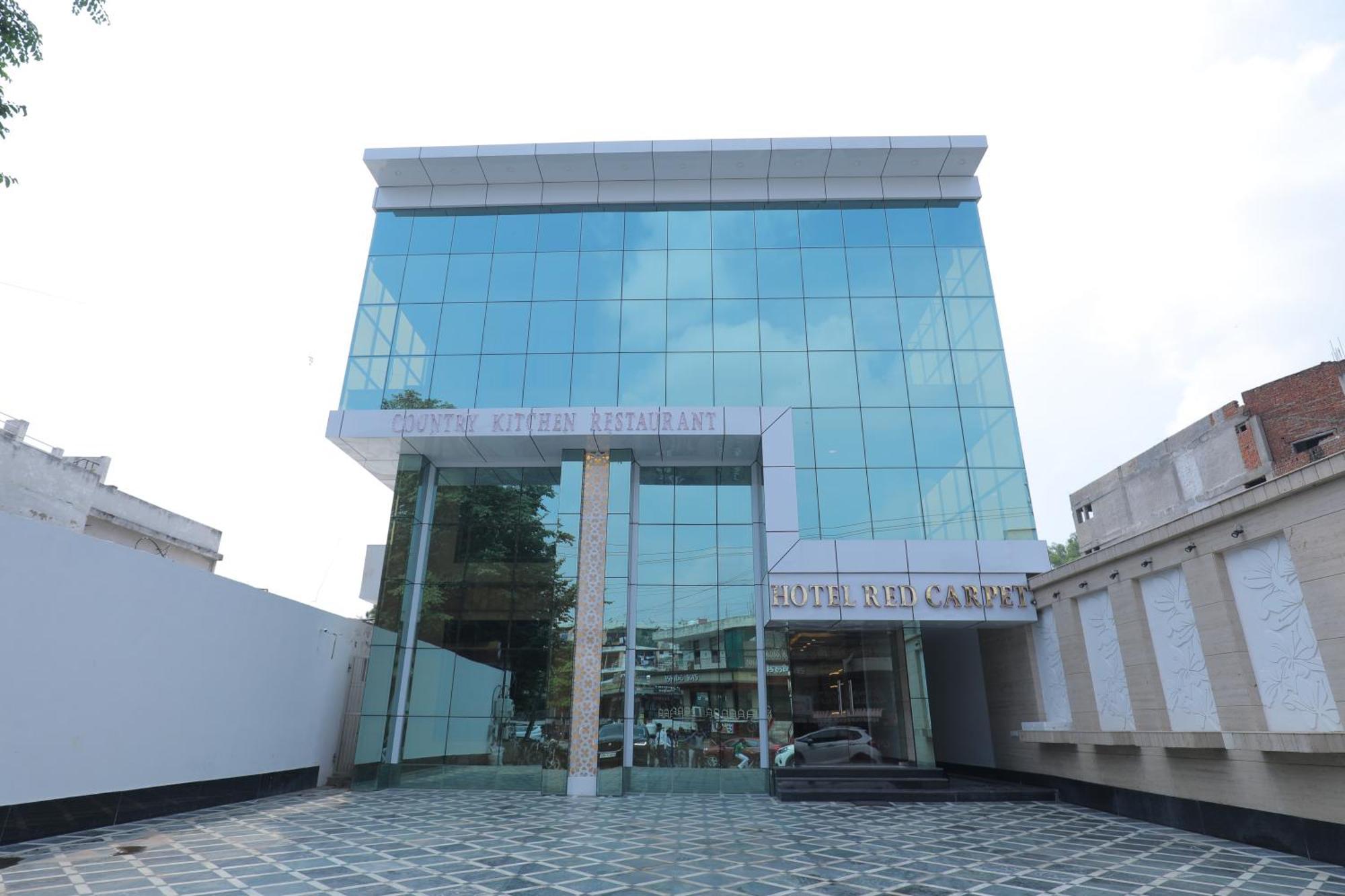 Hotel Red Carpet Tājganj Екстериор снимка