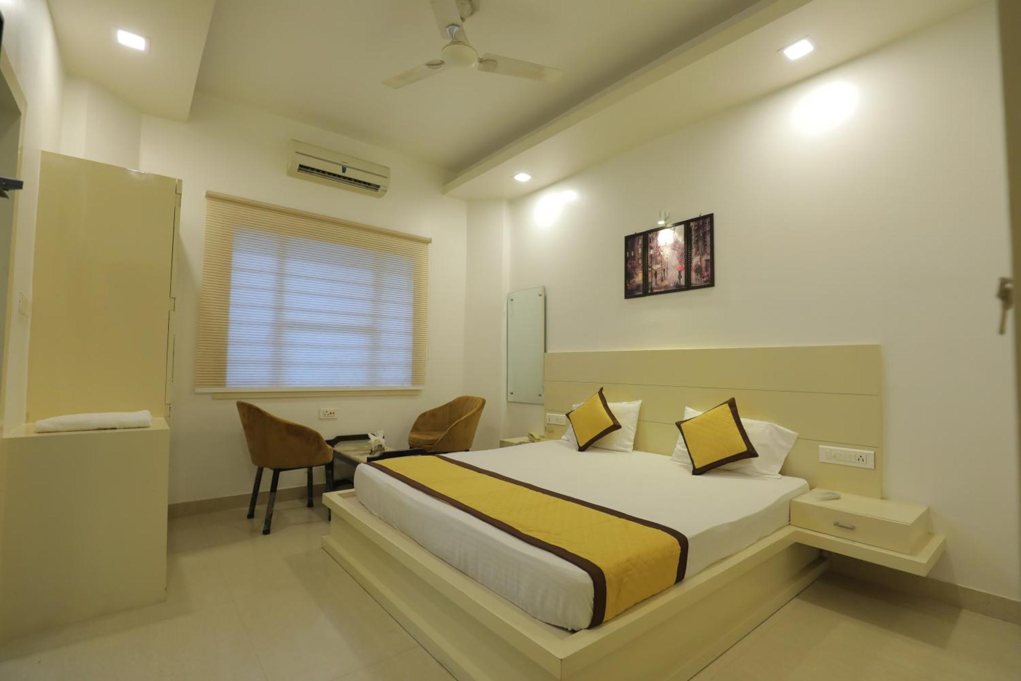Hotel Red Carpet Tājganj Екстериор снимка