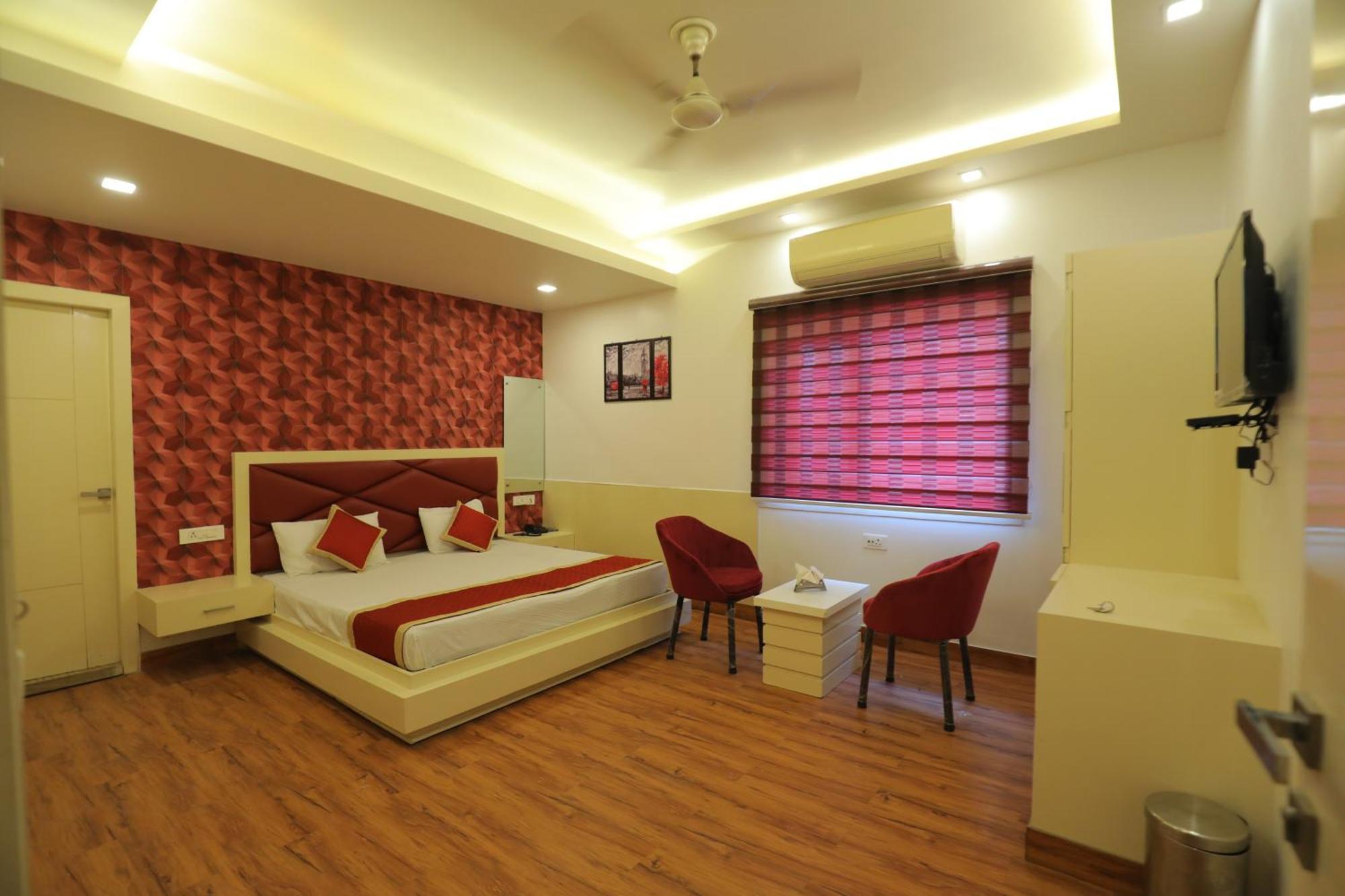 Hotel Red Carpet Tājganj Екстериор снимка