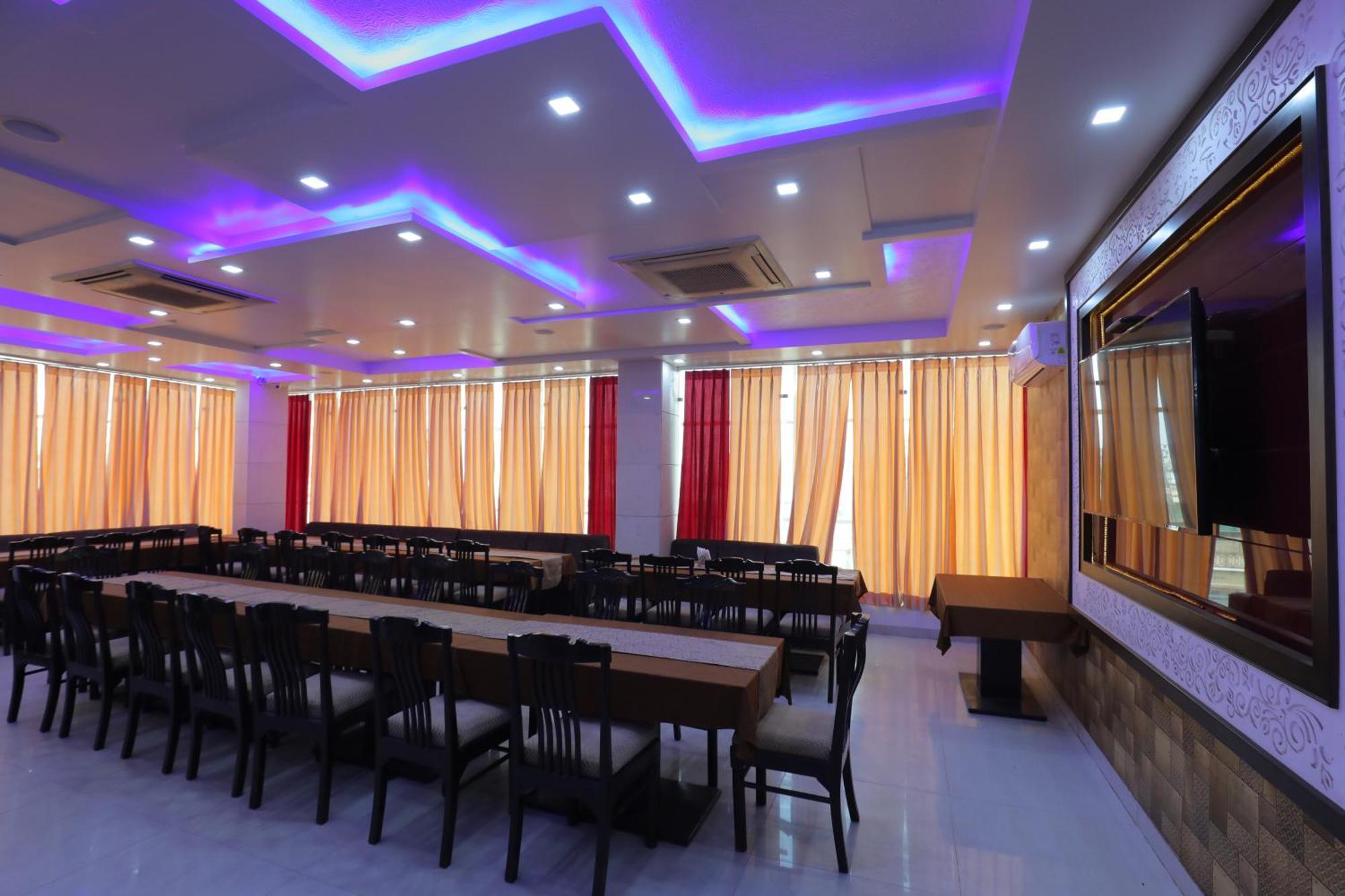 Hotel Red Carpet Tājganj Екстериор снимка