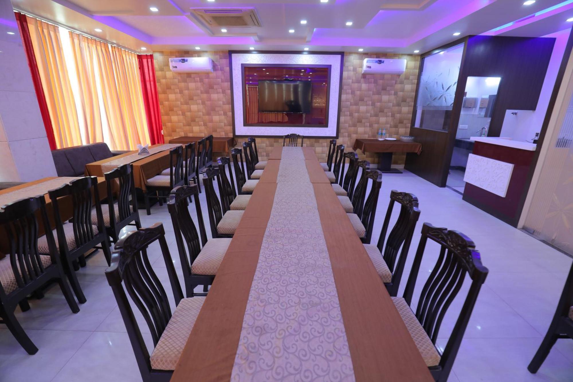 Hotel Red Carpet Tājganj Екстериор снимка