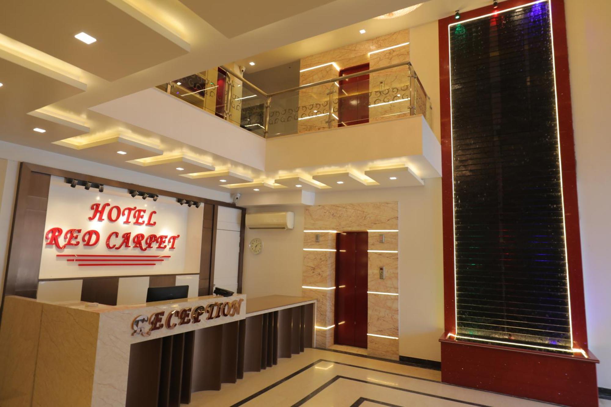 Hotel Red Carpet Tājganj Екстериор снимка
