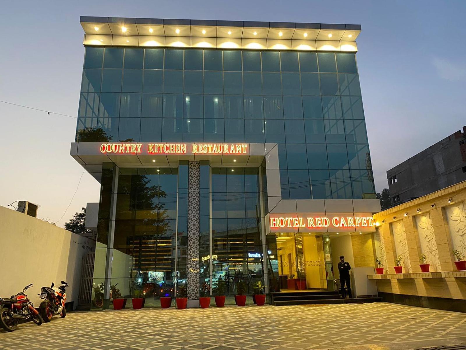 Hotel Red Carpet Tājganj Екстериор снимка