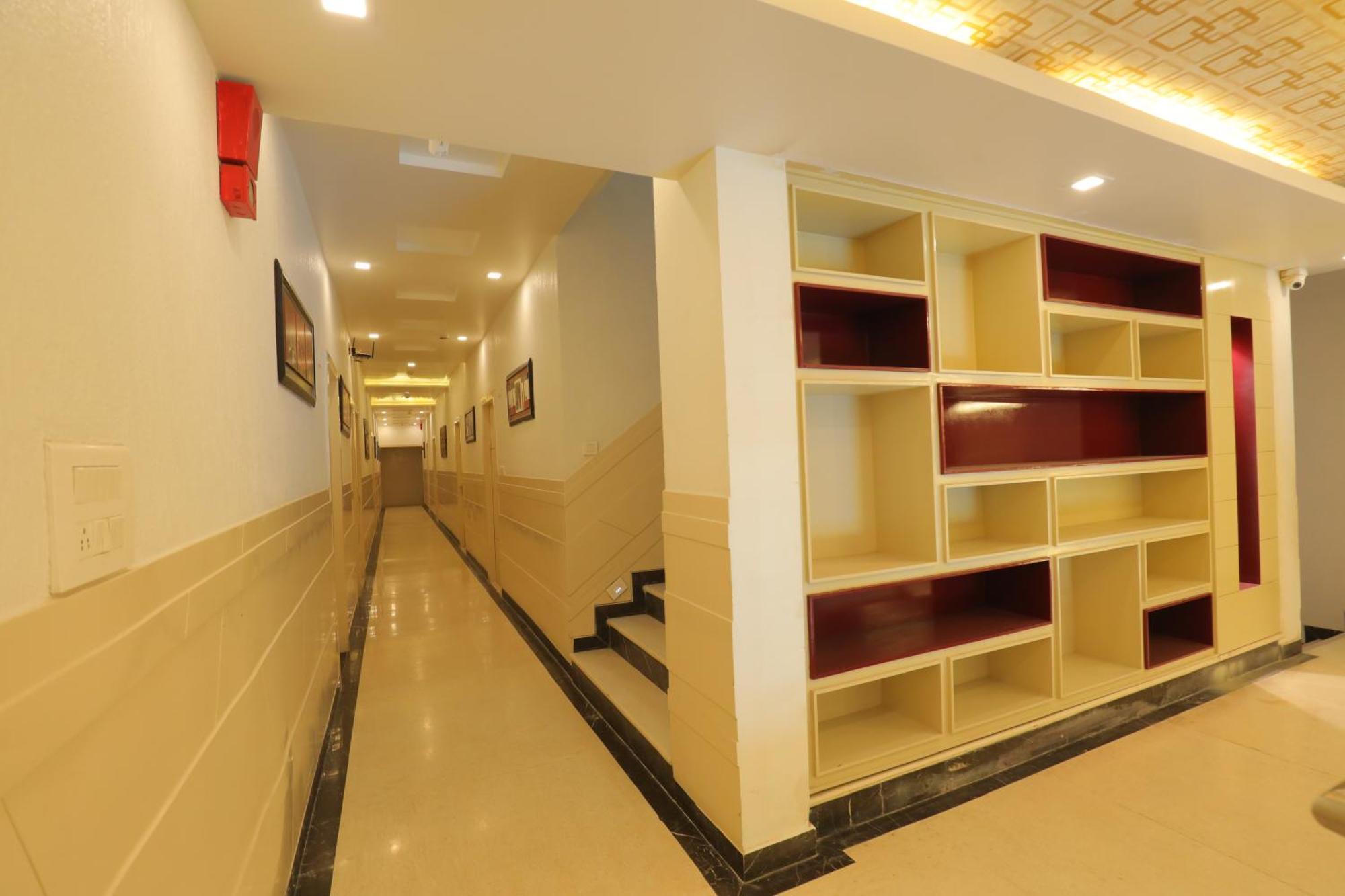 Hotel Red Carpet Tājganj Екстериор снимка