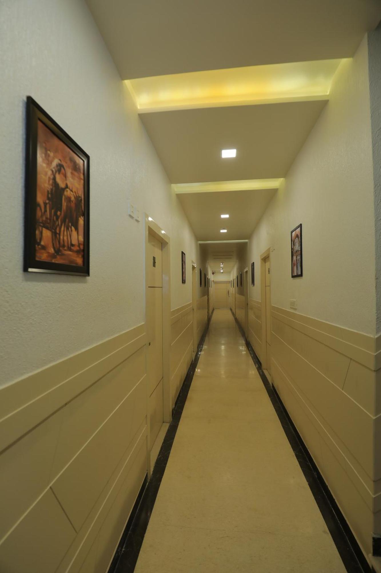 Hotel Red Carpet Tājganj Екстериор снимка