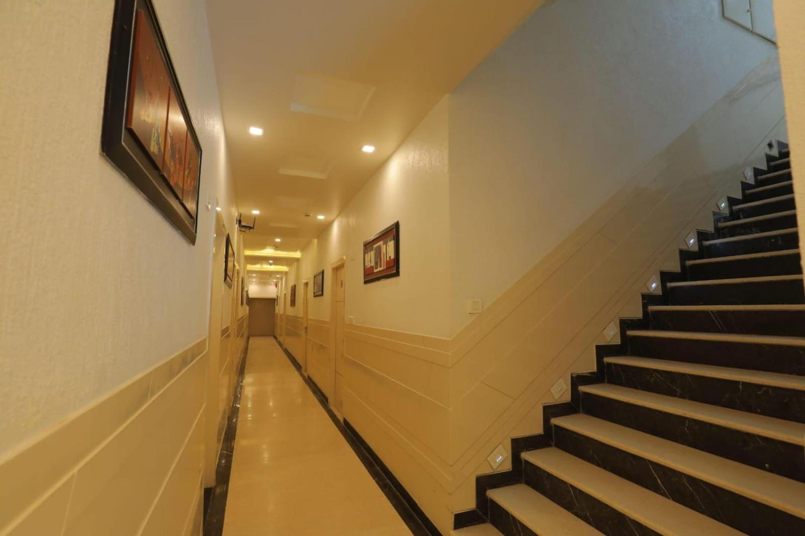 Hotel Red Carpet Tājganj Екстериор снимка
