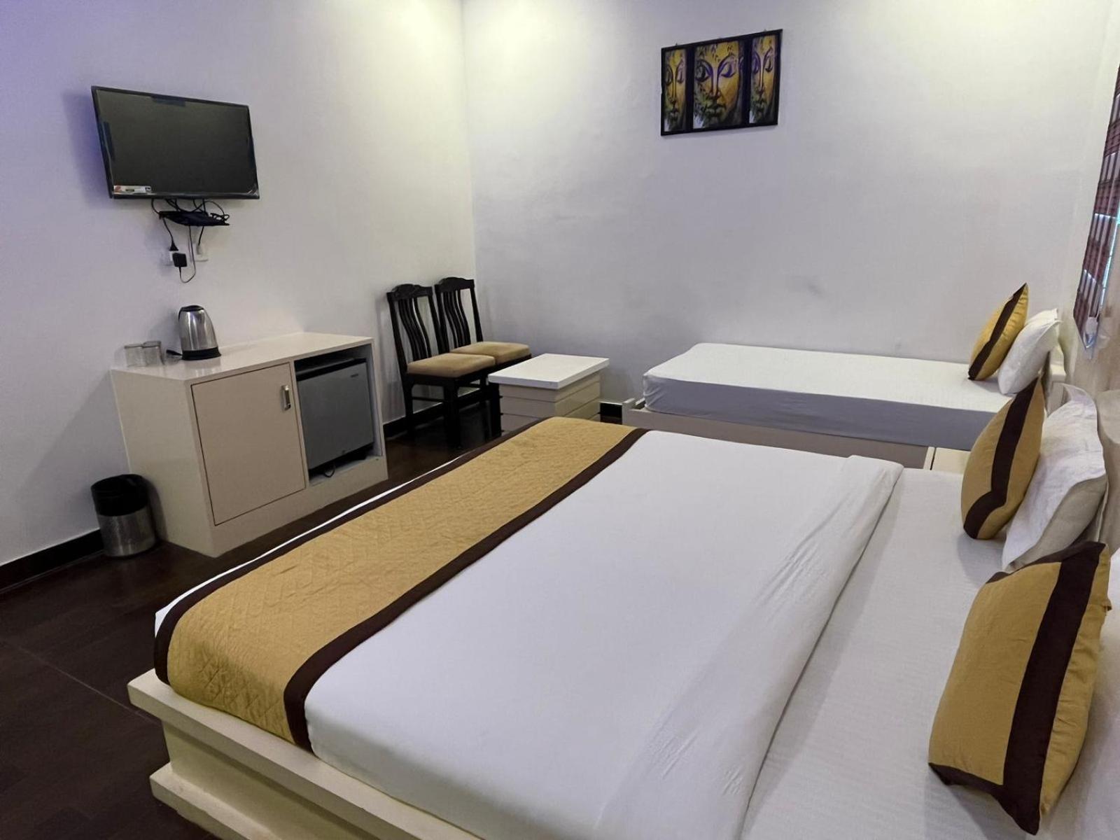 Hotel Red Carpet Tājganj Екстериор снимка