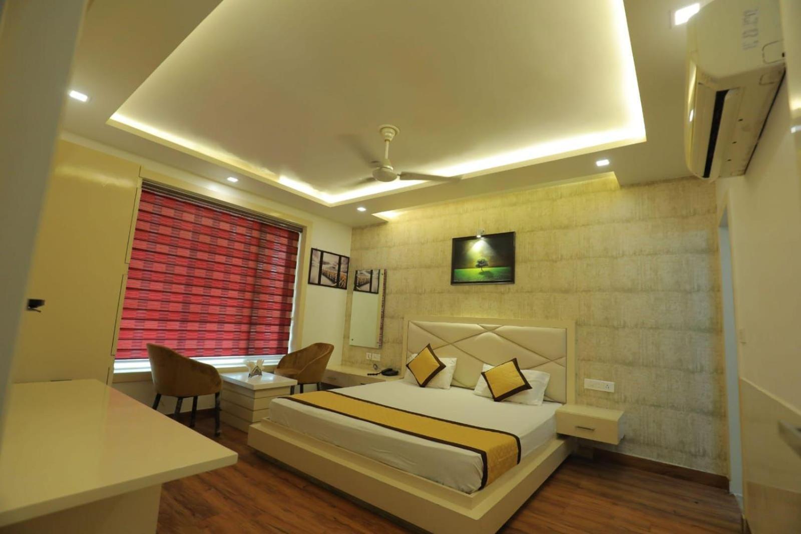 Hotel Red Carpet Tājganj Стая снимка