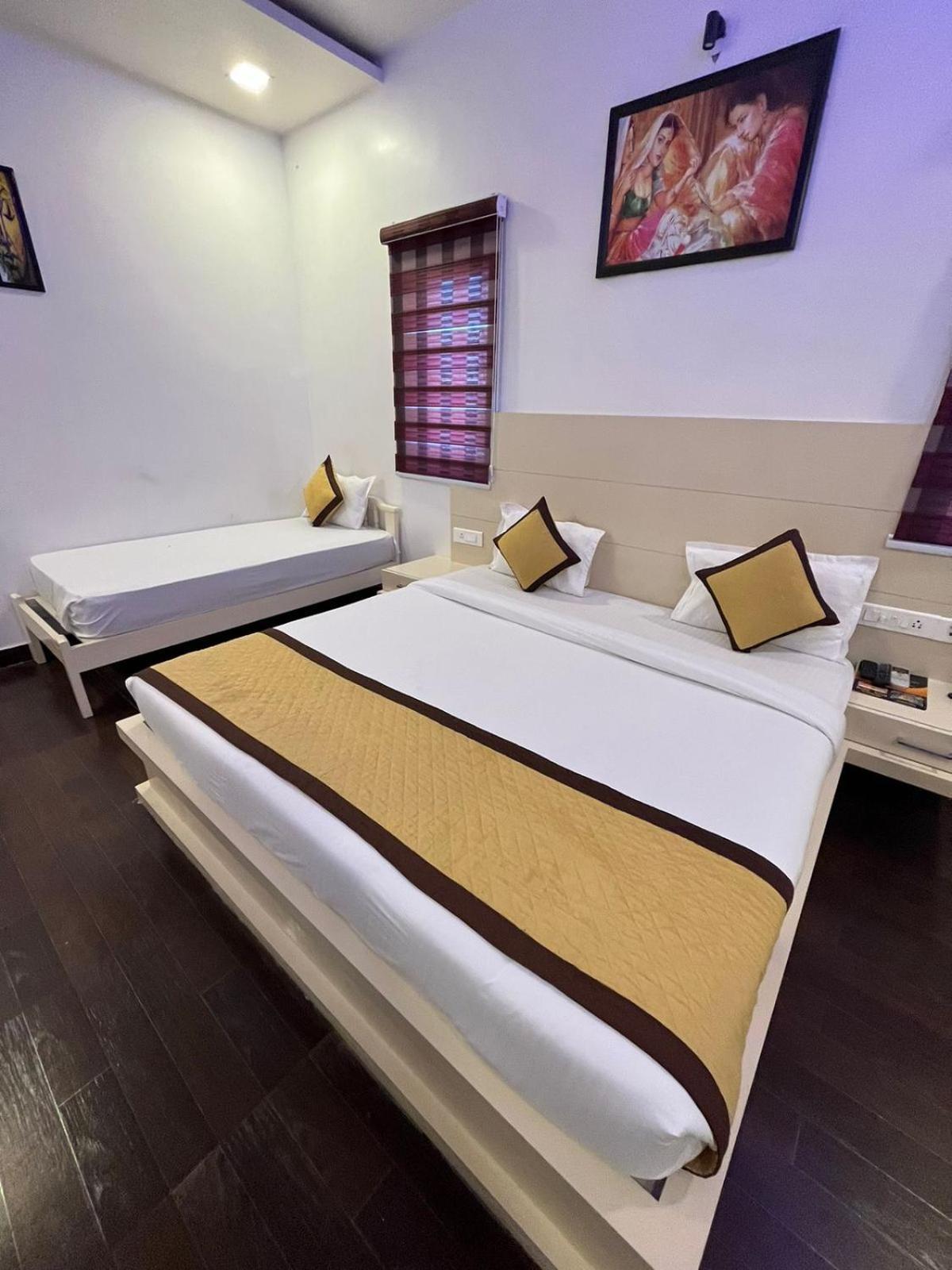 Hotel Red Carpet Tājganj Стая снимка