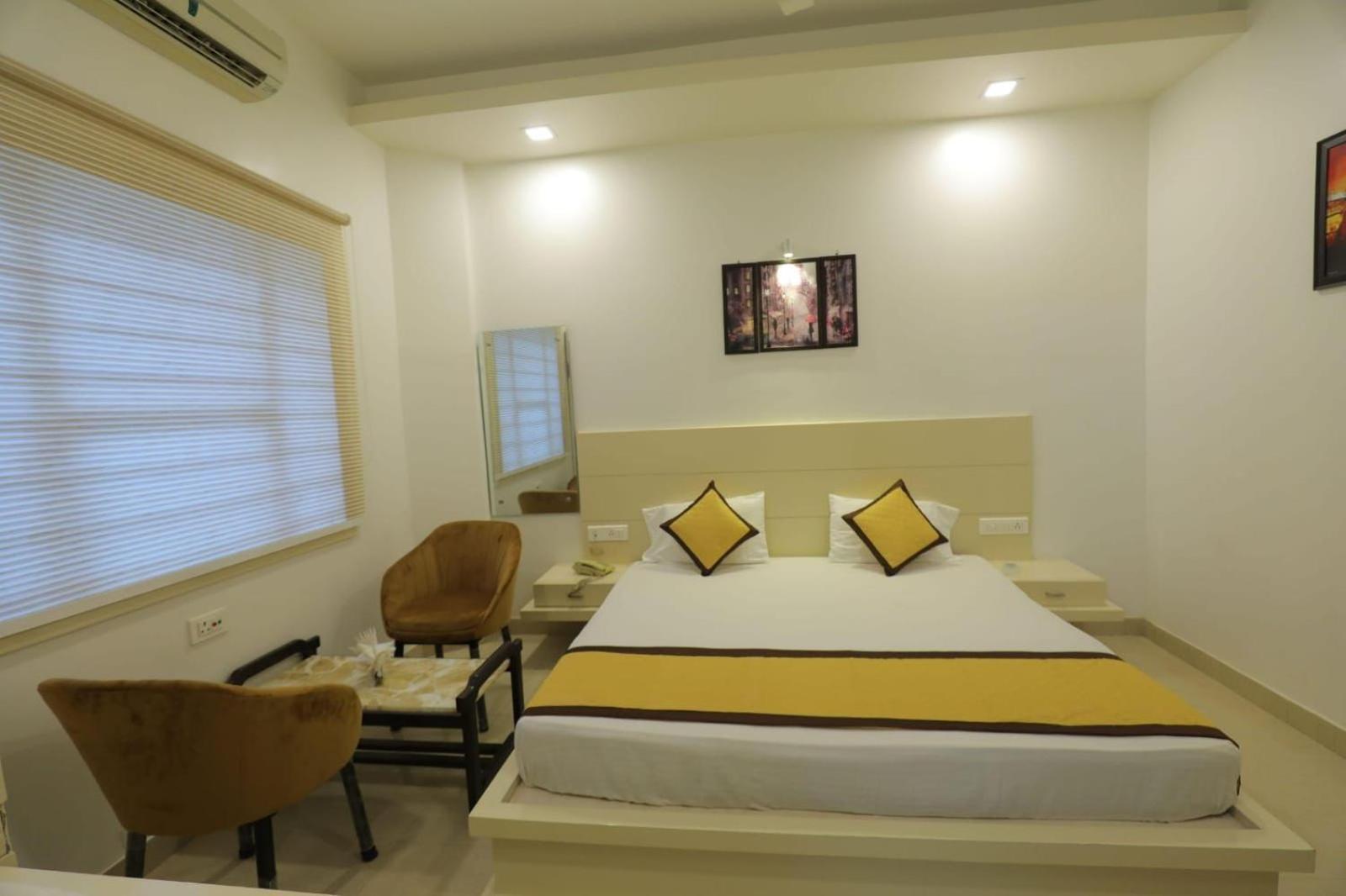 Hotel Red Carpet Tājganj Стая снимка