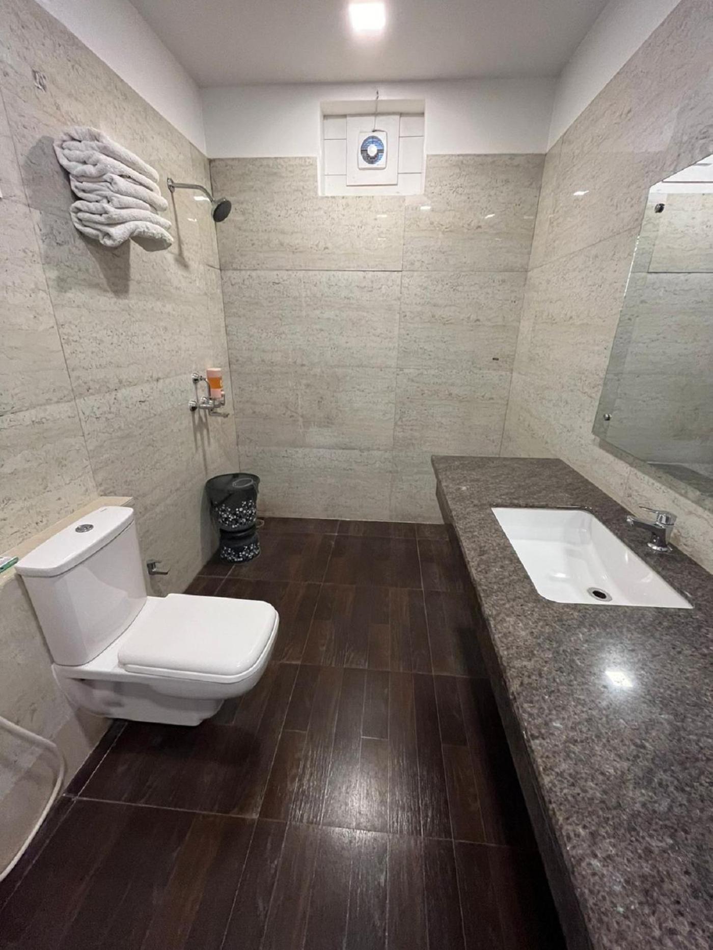 Hotel Red Carpet Tājganj Екстериор снимка